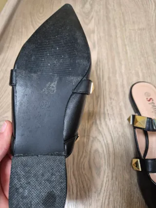 Scarpe sabot nere con borchie dorate