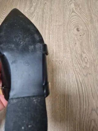 Scarpe sabot nere con borchie dorate