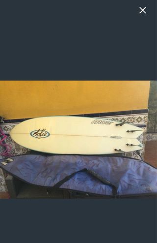 Tabla de surf McKee con funda Billabong