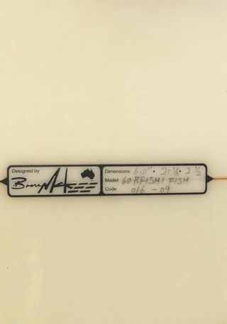 Tabla de surf McKee con funda Billabong