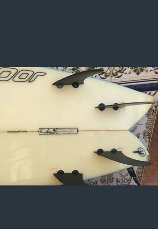 Tabla de surf McKee con funda Billabong