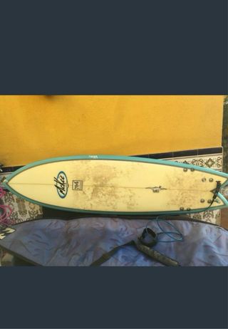 Tabla de surf McKee con funda Billabong