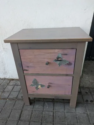 Mesita de noche madera con cajones amplios.