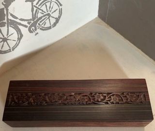 Caja de madera tallada