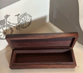 Caja de madera tallada