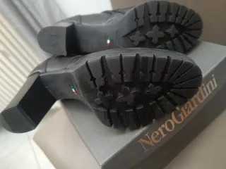 Tronchetto Nero Giardini Pelle Nera