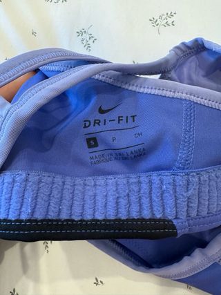 Top deportivo Nike morado y negro talla S