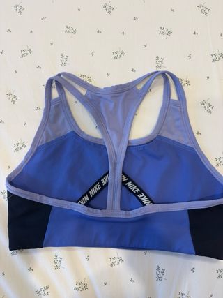 Top deportivo Nike morado y negro talla S