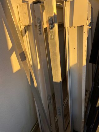 Ventana aluminio blanca con persiana y premarco