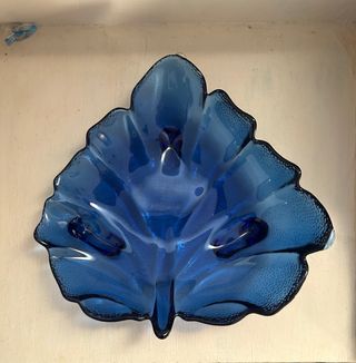 Fuente de cristal azul hoja