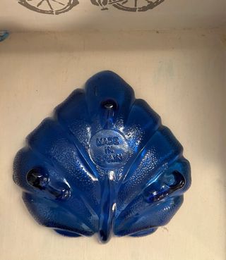 Fuente de cristal azul hoja