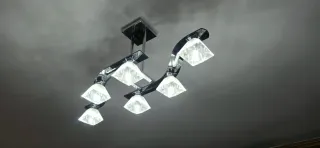 Lámpara de salón moderna negra y cristal luz led.