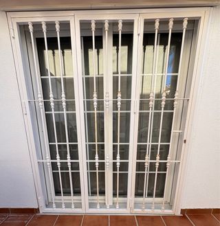 Reja de seguridad blanca