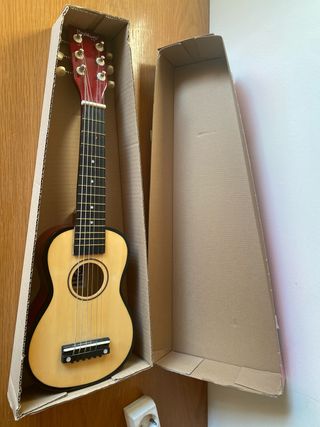 Guitarra de madera para niños