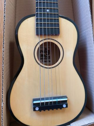 Guitarra de madera para niños