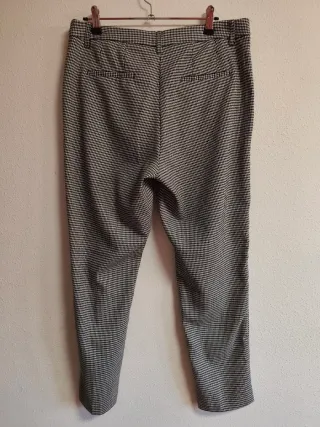 Pantalón de chica talla 42 de Mango.