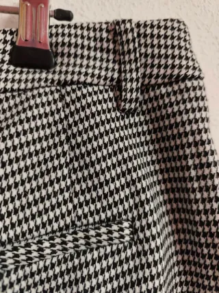 Pantalón de chica talla 42 de Mango.