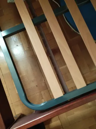 Dormitorio: 2 camas, 2 somieres y mesilla