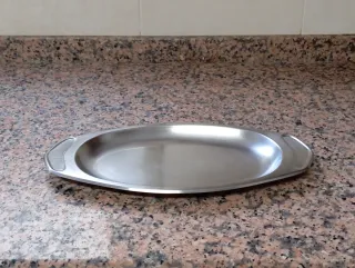 Bandeja metálica plateada