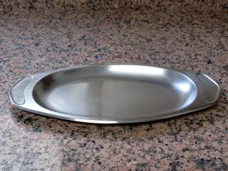 Bandeja metálica plateada
