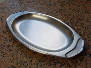 Bandeja metálica plateada