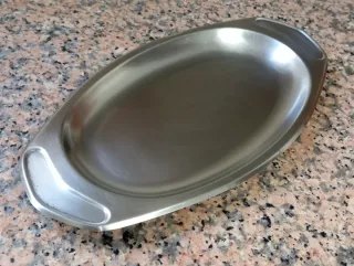 Bandeja metálica plateada