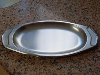Bandeja metálica plateada