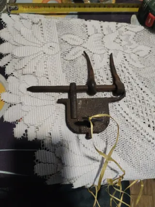 Candado antiguo de hierro