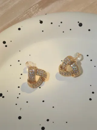 Orecchini nodo dorati con zirconi