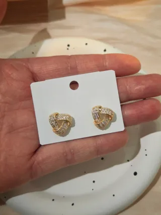 Orecchini nodo dorati con zirconi