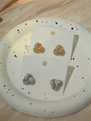 Orecchini nodo dorati con zirconi