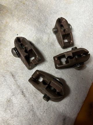 Abrazaderas para cables de puesta a tierra