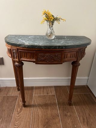 Mesita de madera y mármol
