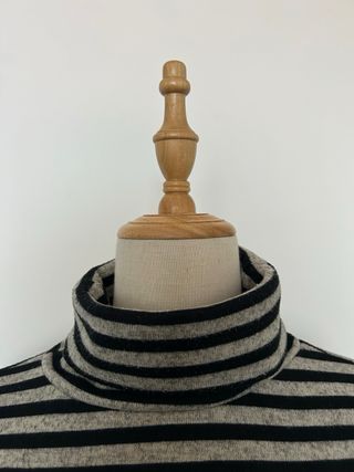 Suéter de rayas cuello alto Zara. Talla L. Nuevo