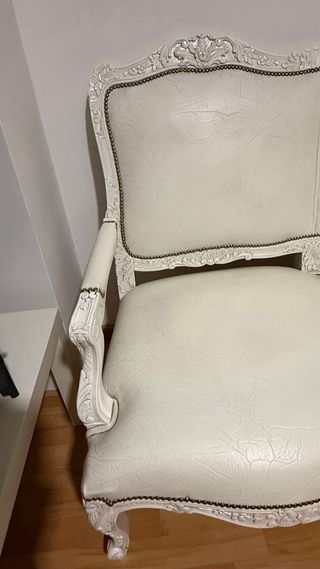 Sofá de piel blanco estilo clásico