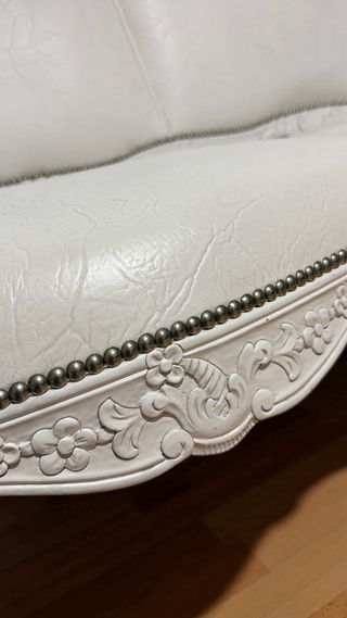 Sofá de piel blanco estilo clásico