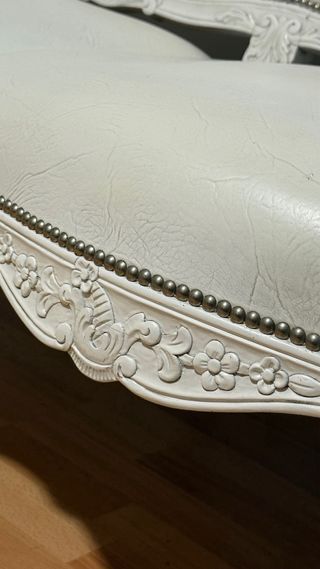 Sofá de piel blanco estilo clásico