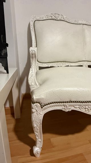 Sofá de piel blanco estilo clásico