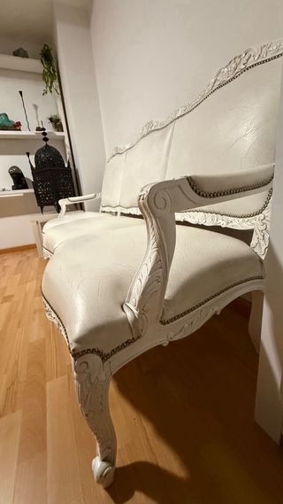 Sofá de piel blanco estilo clásico