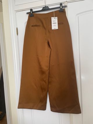 Pantalón Zara ancho botones satinado marrón