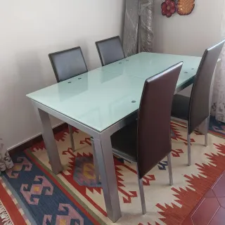 Mesa de vidro com 4 cadeiras