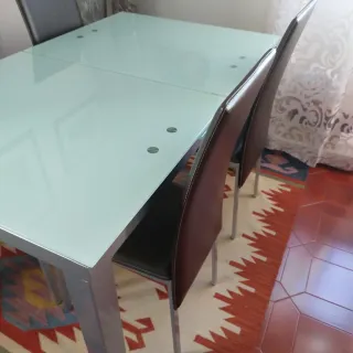 Mesa de vidro com 4 cadeiras