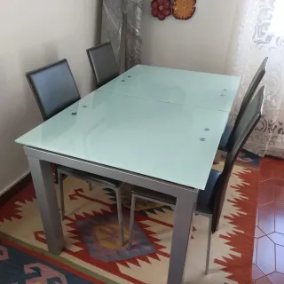 Mesa de vidro com 4 cadeiras