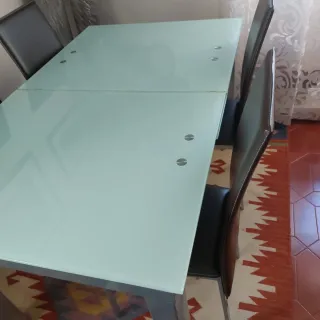 Mesa de vidro com 4 cadeiras