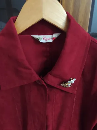 Chaqueta roja con broche
