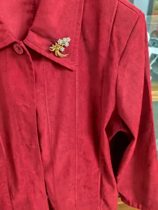 Chaqueta roja con broche