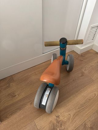 Bicicleta senza pedali a tre ruote