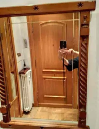 Specchio in legno con cornice intagliata