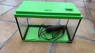 Pecera verde con filtro