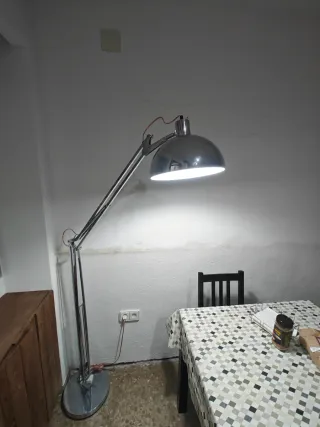 Lámpara de pie cromada ajustable